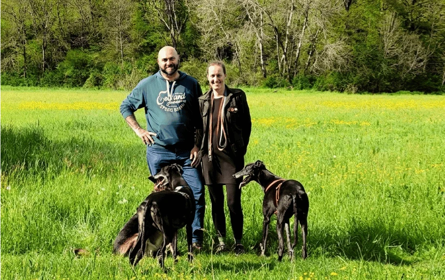 Educatori cinofili con un cane in un'area boschiva